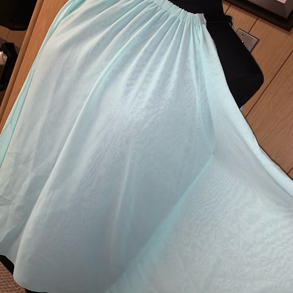 Shoulder cut chiffon top - Picture 3 of 5